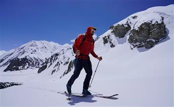 صور مذهلة لمتزلج على قمم جبال الهيمالايا في باكستان 