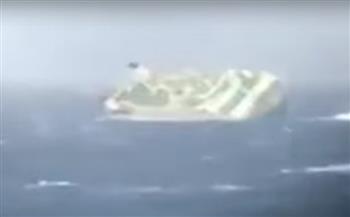جانحة على جانبها.. لحظة غرق سفينة إماراتية في الخليج العربي (فيديو)