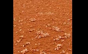 تدحرج مُبهر لحبات البَرَد على الكثبان الرملية في السعودية (فيديو)
