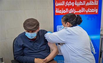 حقيقة اعتزام الحكومة تطعيم كبار السن بالجرعة التنشيطية للقاحات كورونا دوريًا