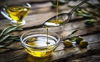 يحسن من عملية  الهضم ويخفف من الإمساك .. فوائد زيت الزيتون للمعدة 