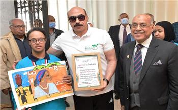 محافظ أسوان يلتقي أبطال نادي "ذوي الاحتياجات" الفائزين بـ30 ميدالية في بطولات كأس مصر والجمهورية