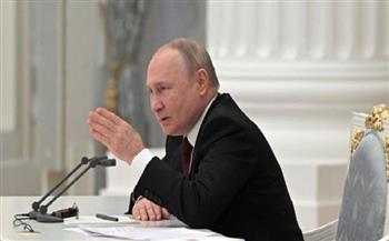 بوتين يمنع إخراج ما يزيد عن 10 آلاف دولار من النقد الأجنبي من روسيا 