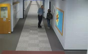 معلم يعتدي بعنف على طالب في مدرسة أمريكية ويسقطه أرضًا (فيديو)