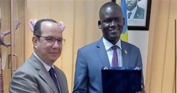 السفير المصري في جوبا يلتقي وزير الرياضة الجنوب سوداني لتبادل الخبرات