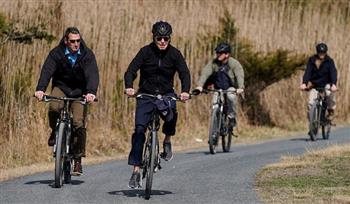 على طريقة الرئيس السيسي.. «بايدن» يستقل دراجته بعد ارتفاع أسعار البنزين (فيديو)