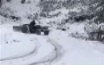 فيديو.. الثلوج تتسبب في انزلاق جرار زراعي وسقوطه من حافة طريق بتركيا