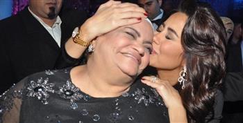 شيرين عبدالوهاب تحتفل مع والدتها في عيد الأم