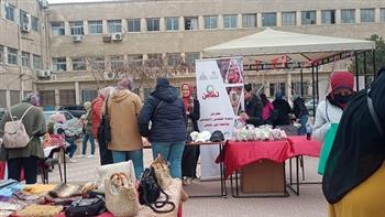 احتفالا بعيدها.. «تضامن جامعة عين شمس» تنظم معرضًا لهدايا عيد الأم