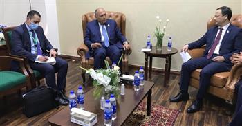 «شكري» يبحث مع وزير خارجية قيرغيزستان أوجه العلاقات الثنائية