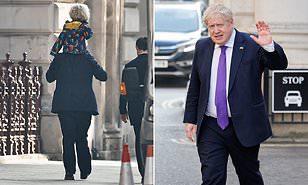 بعيدًا عن الرسميات.. رئيس وزراء بريطانيا يحمل ابنه فوق كتفيه في الشارع
