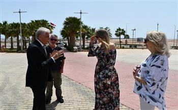 محافظ جنوب سيناء يلتقي بعدد من السائحين الإنجليز خلال زيارتهم لأيقونة السلام بشرم الشيخ