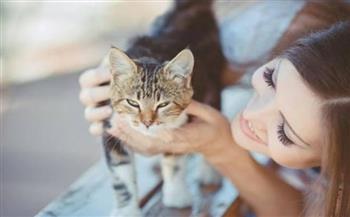 سيدة تثير الجدل بين رواد السوشيال ميديا بسبب «قطة»
