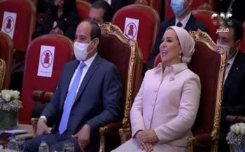 عفوية «الحاجة مكة».. سبب ضحك الرئيس السيسي وقرينته (فيديو)
