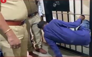 بعد إعادته بين القضبان.. سجين هندي يربك حسابات الشرطة بهروبه (فيديو)