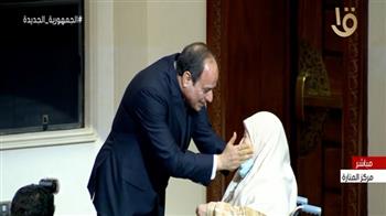في لفتة إنسانية.. الرئيس السيسي يمسح دموع إحدى الأمهات المثاليات