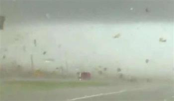 كأنهالعبة في الهواء.. سيارة تنقلب عدة مرات بسبب عاصفة رملية (فيديو)