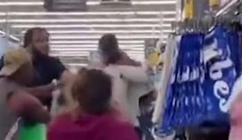 حاول تمزيق ملابسها.. أمريكي يعتدي جنسيا على سيدة داخل متجر (فيديو)