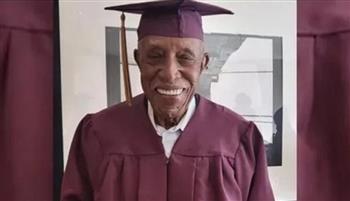 لم يعرف اليأس.. أمريكي يحصل على الشهادة الثانوية في عمر 101 عامًا