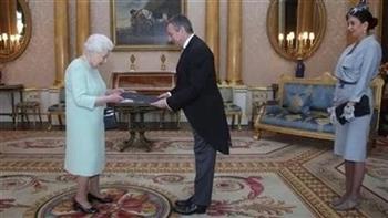 السفير المصري الجديد يقدم أوراق اعتماده للملكة إليزابيث