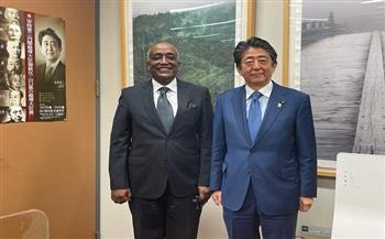 سفير مصر في طوكيو يلتقي «شينزو آبي» رئيس الوزراء السابق باليابان
