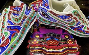 فنان يطبق طريقة جديدة من "فن الشاحنات" بالرسم على الأحذية في باكستان