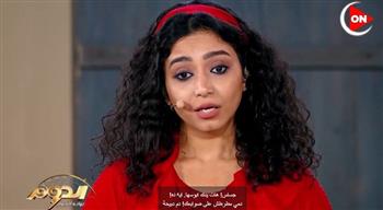 حسين فهمي يفاجئ هند حسام خلال تقديم مسرحية «الواغش» في «الدوم» (فيديو)