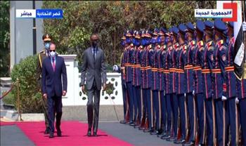 لحظة استقبال السيسي رئيس رواندا بول كاجامي بالاتحادية (فيديو)