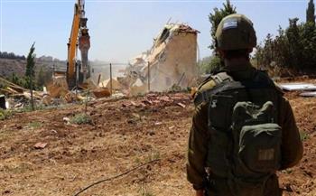 الاحتلال الاسرائيلى يخطر بوقف البناء بمنزل وشبكة كهرباء فى جنوب الخليل 