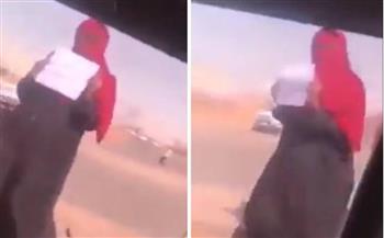 عايزة أتجوز.. سودانية تطلب عريسا بـ لافتة في إشارة المرور (فيديو)