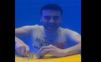 فيديو.. الشيف بوراك يستعرض مهاراته بتقطيع خيارة تحت الماء