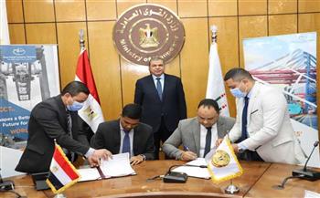 «القوى العاملة»: توقيع اتفاقية عمل جماعية للعاملين بـ«قناة السويس للحاويات»