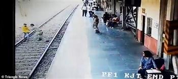 مراهق هندي يحاول الانتحار على قضبان قطار.. والنهاية سينمائية (فيديو)