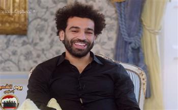 محمد صلاح يستمع لآراء لاعبي كرة القدم مع «صاحبة السعادة» (فيديو)