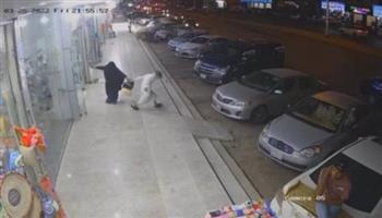 لم يراعِ شيخوختها .. سعودي يسقط مسنّة أرضا في الشارع لسرقتها |فيديو