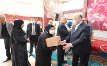 محافظ القاهرة يوزع 30 ألف كرتونة تحوي السلع الأساسية على الأسر الأولى بالرعاية بحي السلام