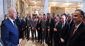 الرئيس التونسي يلتقي المنتخب الوطني ..ويهنئه بالترشح لكأس العالم