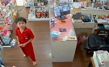 طفل حاول سرقة والدته ولكن ما فعله بعدها ولم يخطر ببال أحد (فيديو)