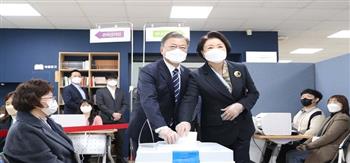 رئيس كوريا الجنوبية يدلي بصوته في التصويت المبكر للانتخابات الرئاسية