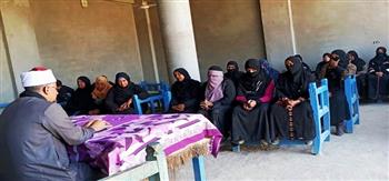 محافظ أسوان يتابع تنظيم 12 جلسة للتوعية بقرى "حياة كريمة" استهدفت 500 سيدة وفتاة