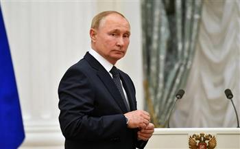 الرئيس الروسي يصف موقف الغرب من أوكرانيا بأنه مسرح عبثي