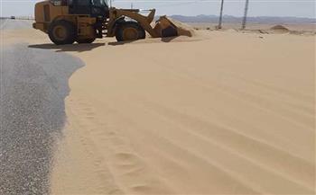 فتح طريق "الحسنة / العريش" بعد إزالة الرمال المتجمعة نتيجة الرياح