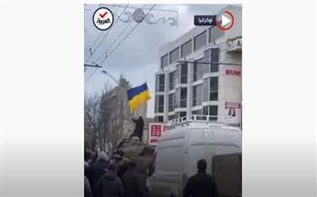 أوكراني يقفز فوق مدرعة روسية لهذا السبب ..فيديو