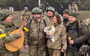 غنّى حولهما الجنود .. زواج بـ الزي العسكرى في أوكرانيا ..فيديو  