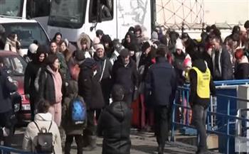 لاجئو أوكرانيا يواصلون عبورهم إلى الأراضي الرومانية (فيديو)
