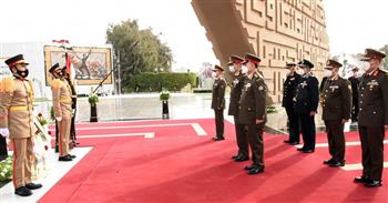 الرئيس السيسي ينيب وزير الدفاع لوضع إكليل الزهور على النصب التذكاري لشهداء القوات المسلحة