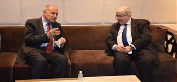 أبو الغيط يستعرض مع وزير خارجية الجزائر التحديات التي تمر بها المنطقة العربية