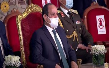 لحظة تأثر من الرئيس السيسي أثناء مشاهدة فيلم عن تضحيات شهداء الوطن