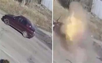 مشاهد مروعة.. دبابة روسية تفجّر سيارة زوجين أوكرانيين مسنين (فيديو)