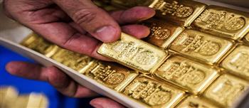 الذهب يفقد بريقه بالأسواق العالمية..والأوقية تخسر أكثر من 52 دولارًا